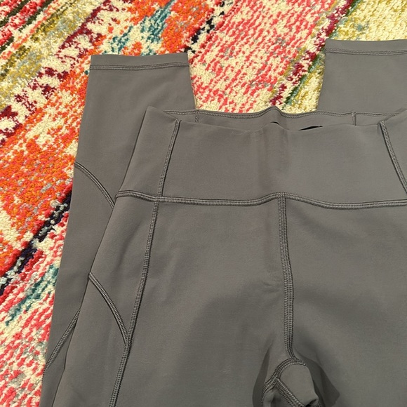 Lululemon In Movement 7/8 Tight *Everlux 25"
Titanium - Picture 2 of 7